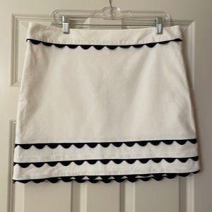 Vineyard vines, white piquet skirt with navy rickrack trim. Size 12.